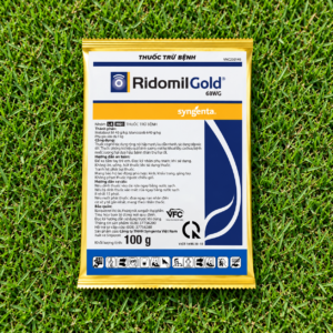 Ridomil Gold 68WG gói 100g trên bãi cỏ xanh