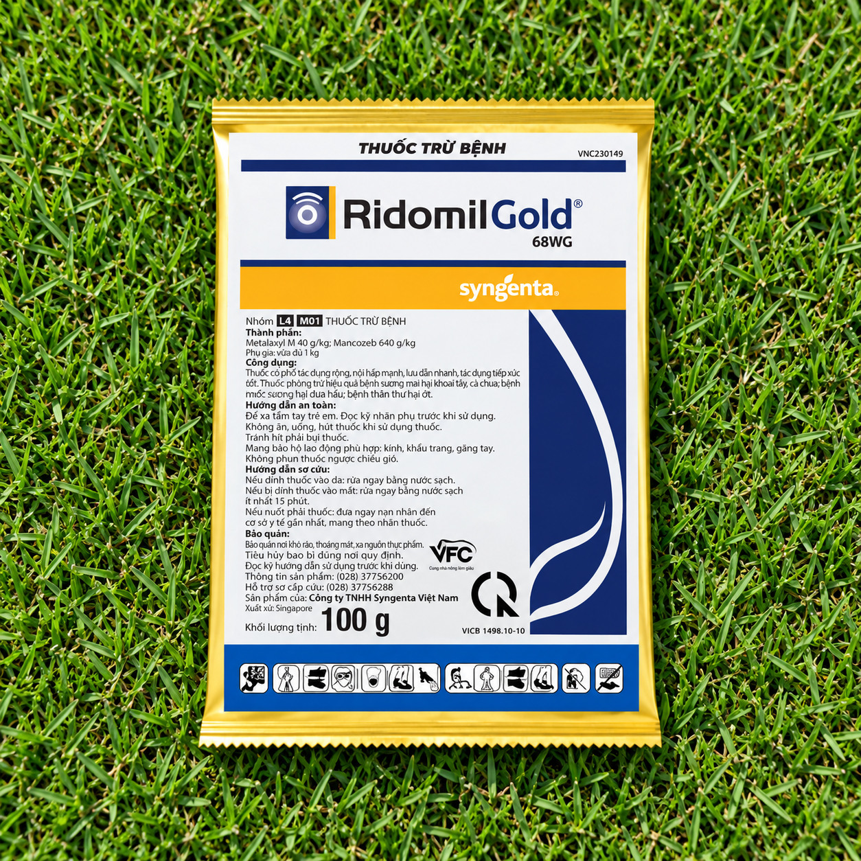 Ridomil Gold 68WG gói 100g trên bãi cỏ xanh